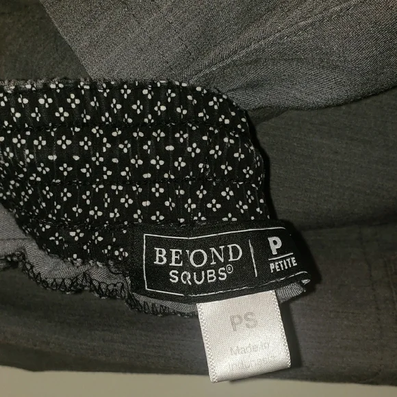 Beyond Scrubs Cargo Joggers Size S - Picture 3 of 5